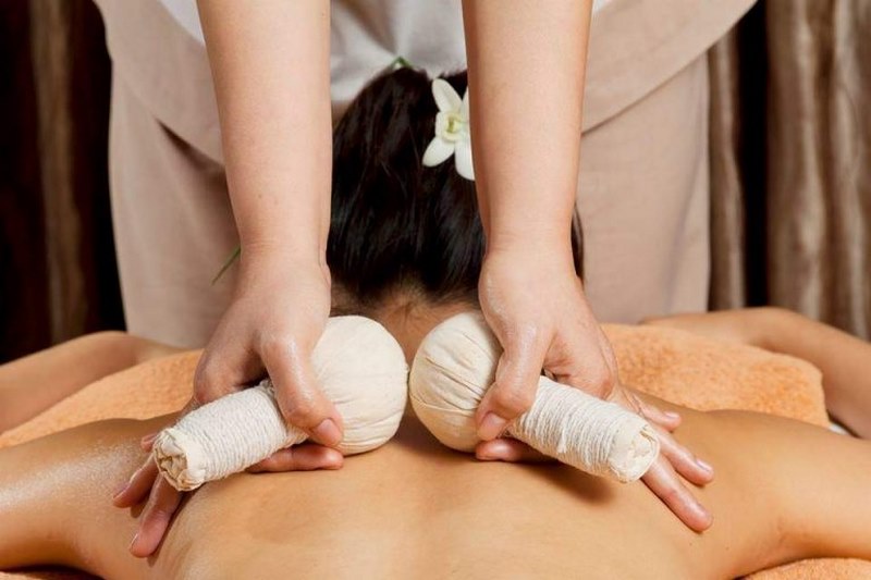 Massage vai gáy tại Alisa Spa