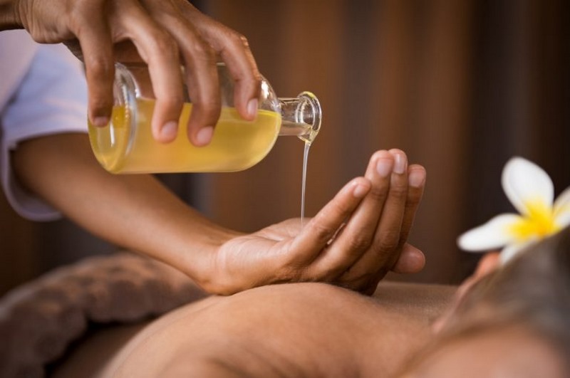 Massage bằng thuốc của nhân viên Mây Spa