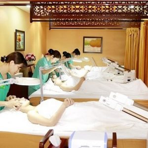 Cận cảnh nhân viên Thu cúc Clinic làm việc