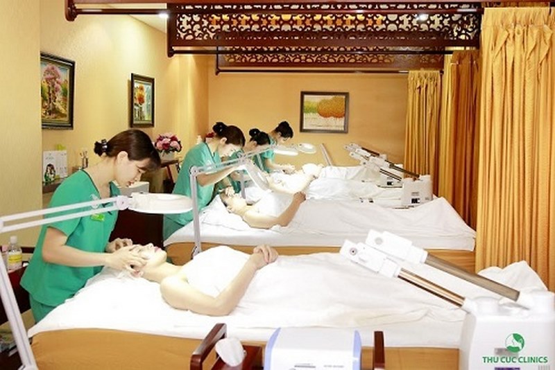 Cận cảnh nhân viên Thu cúc Clinic làm việc